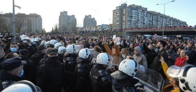 Stotine građana na protestima u Beogradu skandiraju “Aco lopove”
