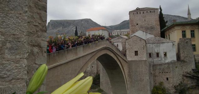 Na današnji dan 1993. godine srušen je Stari most u Mostaru