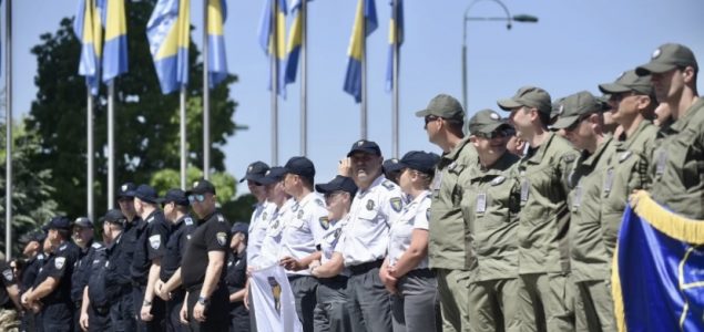I to je moguće u BiH: Policajci protestuju ispred zgrade onih koje čuvaju