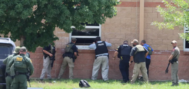 Istraga u Teksasu: Zašto su policajci ostali ispred učionice dok su djeca pozivala u pomoć?