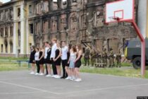 Maturantski ples na ruševinama škole u Harkivu