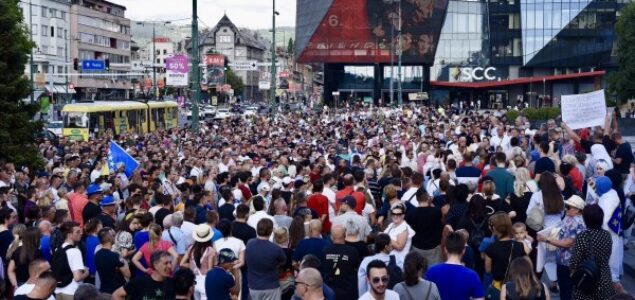 Masovni protesti u BiH: Osim u Sarajevu, građani se okupili i u Tuzli, Mostaru, Zenici