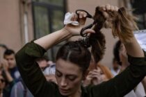 Žene u Iranu na trgovima javno šišaju svoju kosu u znak protesta protiv režima