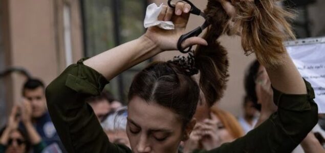 Žene u Iranu na trgovima javno šišaju svoju kosu u znak protesta protiv režima