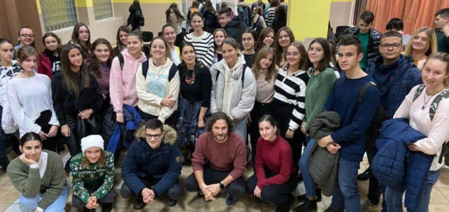Glumci Sarajevskog Ratnog Teatra-SARTR Maja Salkić i Adnan Kreso posjetili učenike Treće gimnazije