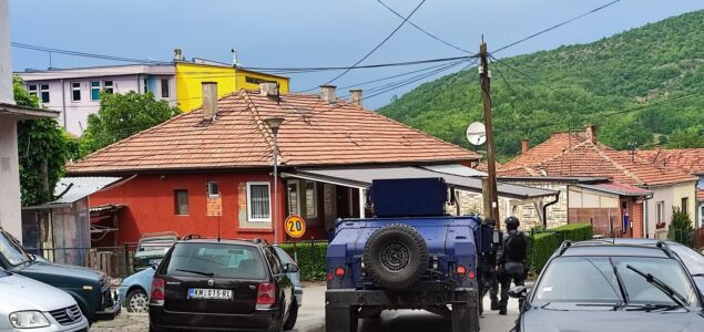 Vučić poslao vojsku prema granici s Kosovom nakon sukoba policije i građana na sjeveru
