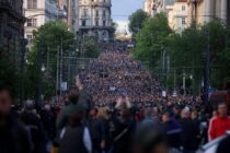 Hiljade ljudi učestvovalo u šetnji ‘protiv nasilja’ u Beogradu i Novom Sadu