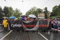Na protestu protiv nasilja u Beogradu demonstranti okružili javni servis