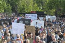 Novinar osuđen uslovno zbog Vučićeve lutke na protestu u Beogradu